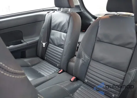 2011 Volvo C30 T5/T5 R-Design z USA, uszkodzony, nr VIN YV1672MK2B2201333